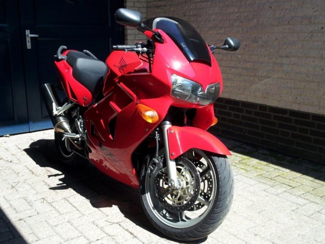 Honda VFR 800 FI.jpg