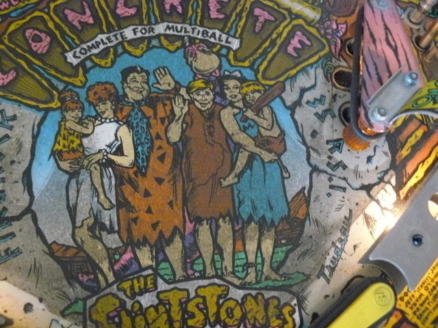 het speelveld is wel degelijk zwart , let op de witte plek van wilma haar jurk , daar heb ik eventjes proper gemaakt om het verschil te laten zien .